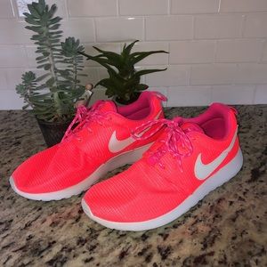 NIKE women’s Roshe - Neon pink